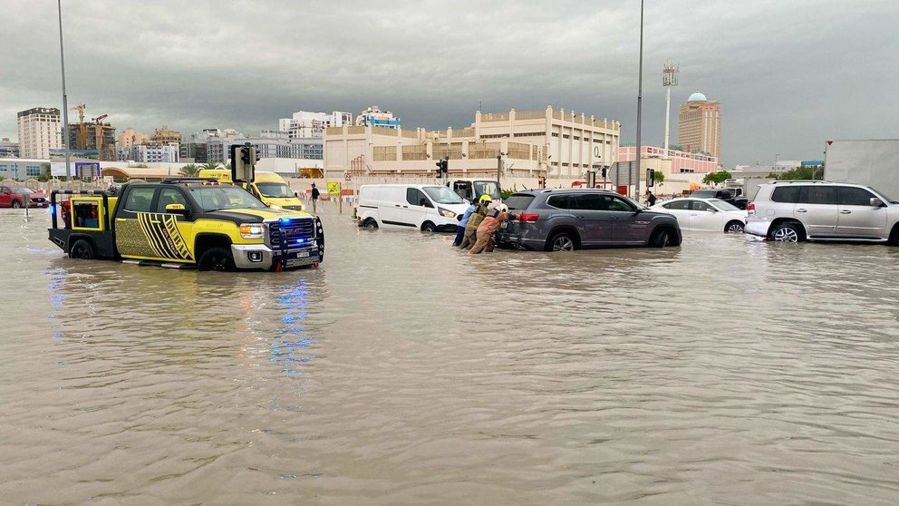 Los coches afectados por las inundaciones. (Dubai Media Office)