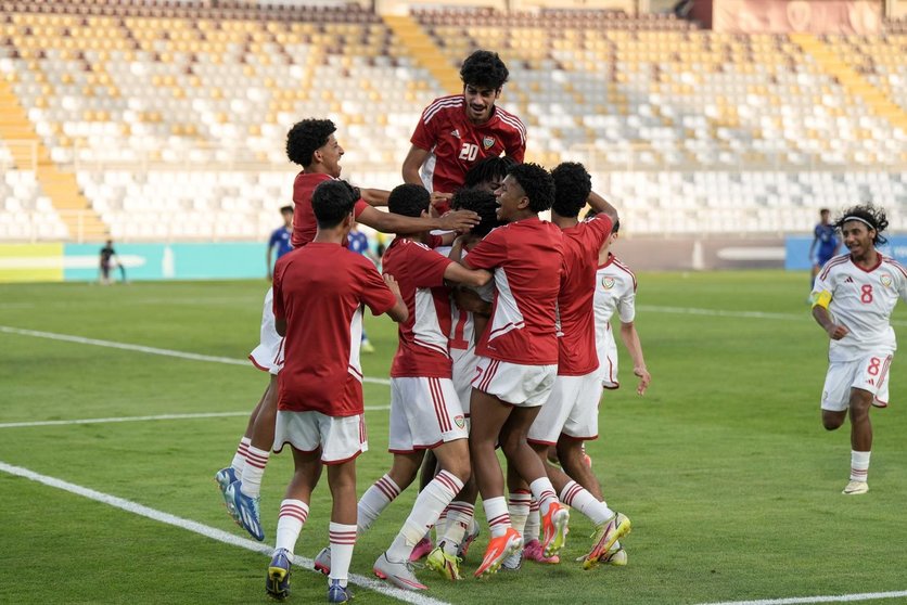 La Selección de Fútbol Sub-17 de EAU celebra el triunfo. (WAM)