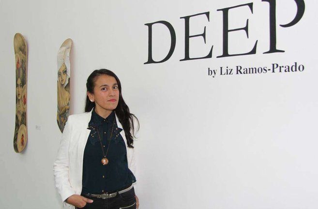 La artista Liz Ramos durante la inauguración de su exposición en Al Quoz. Foto: Marta Pérez. 