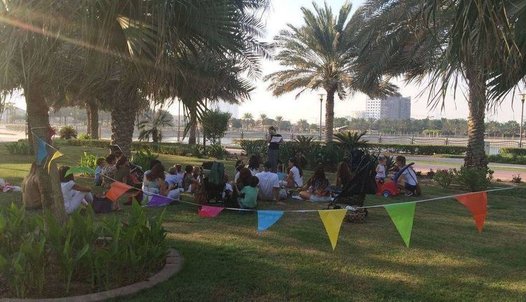 Una perspectiva del grupo de niños asistentes a 'La Hora del Cuento' de Dubai.