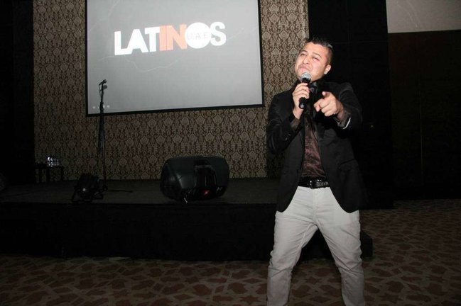 El cantante Edikson Duarte durante una de sus aplaudidas actuaciones en Dubai. (EL CORREO)