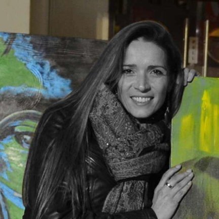 La artista Olga Dacha junto a su obra.