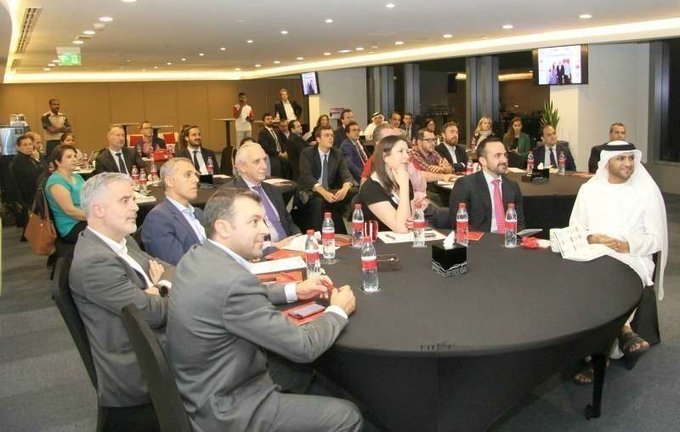 Entre los asistentes a la asamblea se encontraban el cónsul del España y el consejero económico y comercial de la Embajada. (EL CORREO)