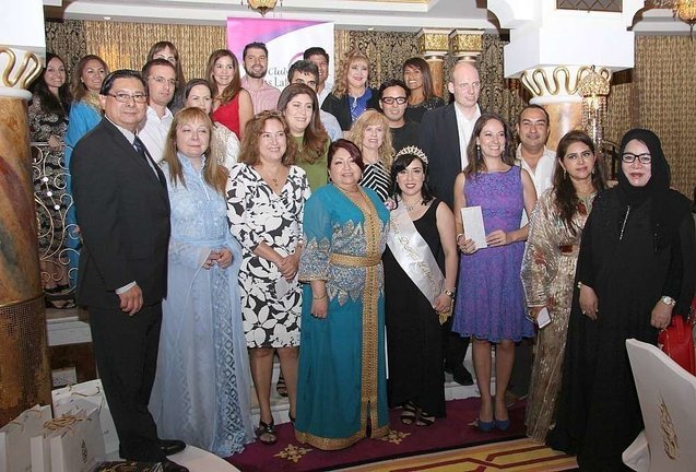 Foto de familia de los premiados en el iftar de Damas Latinas. (EL CORREO)
