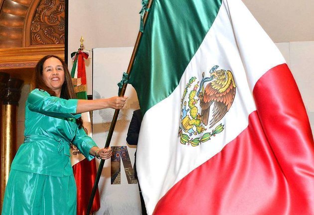 La embajadora de México en Emiratos Árabes, Francisca E. Méndez, enarbola la bandera de su país durante la ceremonia del Grito de Independencia desarrollada en años anteriores en Abu Dhabi. (EL CORREO)