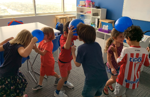 Los niños mejoran su español mientras se divierten en el campañemento cultural de UCAM Dubai. (Cedida)