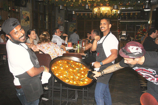 Espectacular paella envuelta en máximo ambiente español en Lola Taberna de Dubai. (EL CORREO)