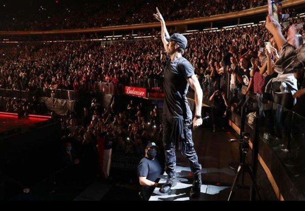 Enrique Iglesias durante un concierto. (Instagram)