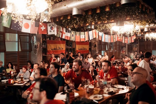 Ambiente en Lola Taberna Dubai durante un encuentro de la selección. (Cedida)