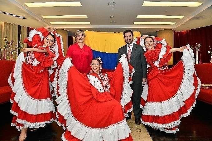 El embajador de Colombia y su esposa junto a un grupo floklórico colombiano. (Manaf K. Abbas)