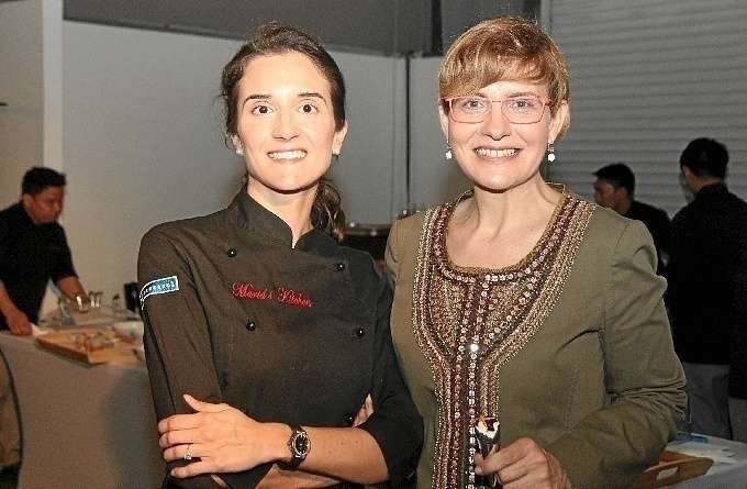 La chef Marta Yanci -a la izquierda- junto a Beatriz Escudero, CEO de Pharmadus.
