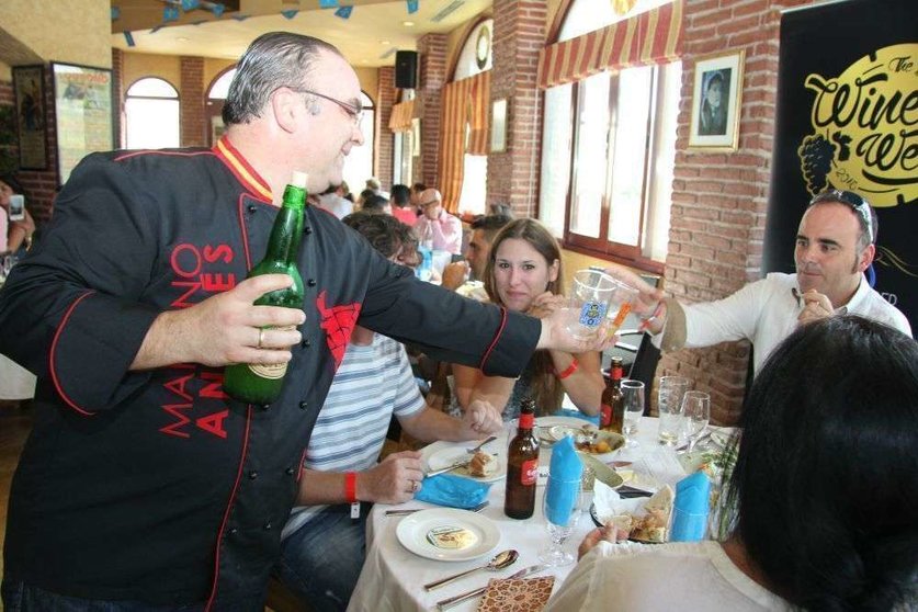 Mariano Andrés sirve sidra durante el Día de Asturias celebrado en el restaurante Seville's. (EL CORREO)