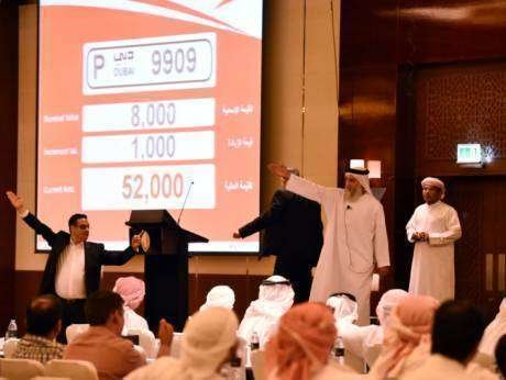 Una de las placas de dos dígitos alcanzó la cifra de más de dos millones de dirhams.