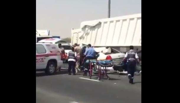 En el siniestro ocurrido en Emirates Road estuvo involucrado un camión.