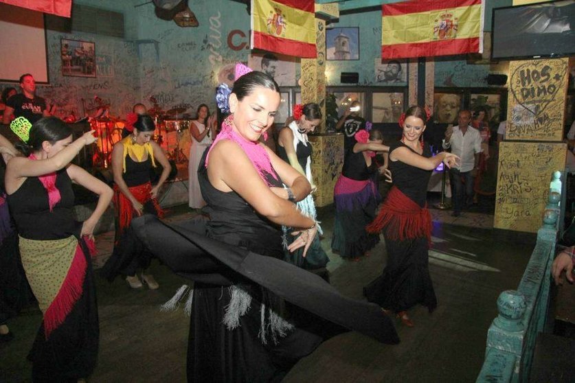 Amalia Megías -derecha- durante una actuación en Malecón. (EL CORREO)