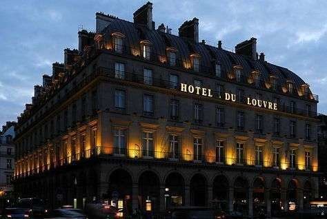El príncipe saudí fue asaltado en la misma puerta del Hotel du Louvre en París.