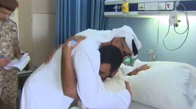 Una captura del vídeo del soldado herido en Yemen junto al príncipe heredero de Abu Dhabi.