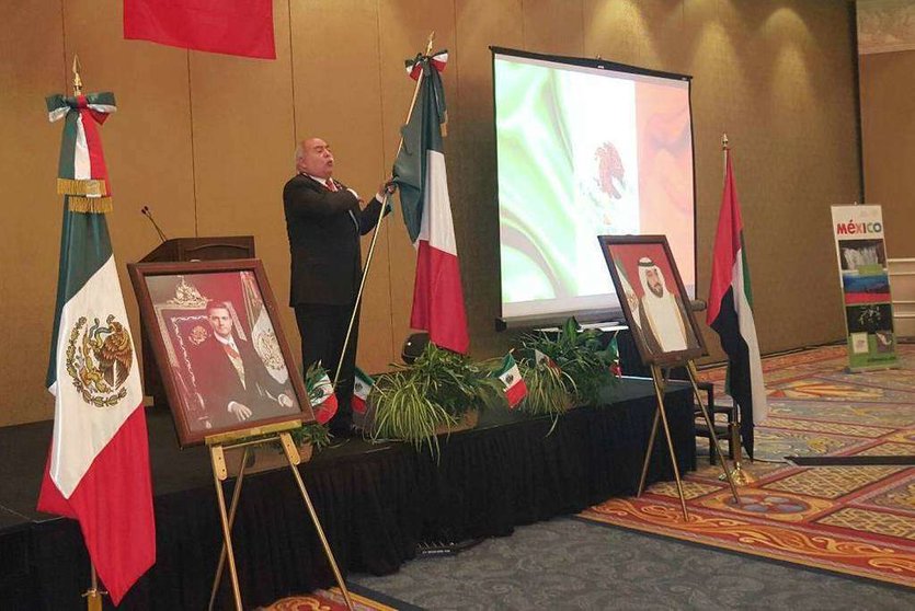 El embajador de México, Francisco Alonso, pronuncia el Grito de Independencia durante la celebración en Abu Dhabi. 