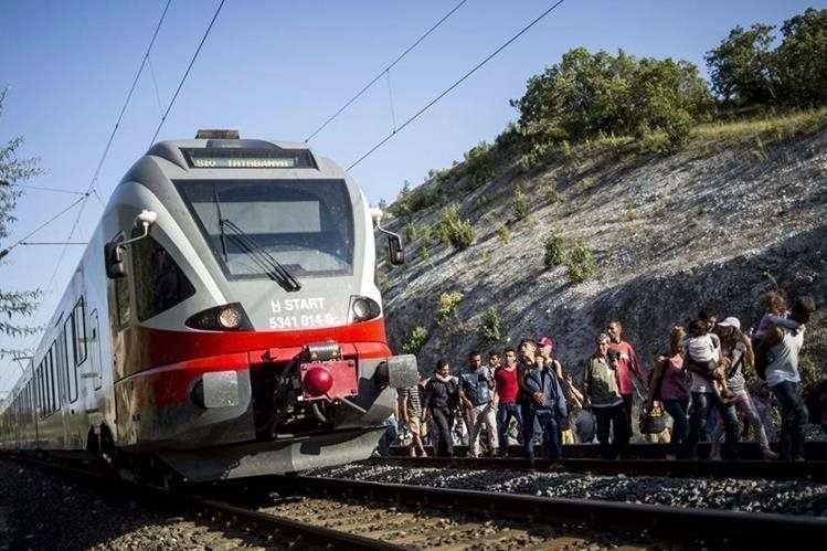 Una imagen de los migrantes caminado a lado de la vía ante la negativa de ser transportados en los trenes.