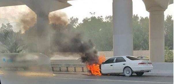 La imagen del vehículo ardiendo fue tomada por C Sala @ Twitter.
