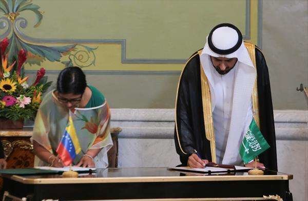 Un momento de la firma del acuerdo entre Venezuela y Arabia Sadita realizado en Caracas.