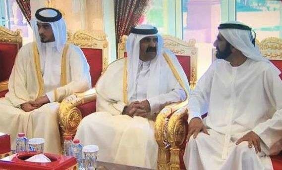 El Jeque Mohammed recibe el pésame de Hamad bin Khalifa Al-Thani. (Dubai Media Office)