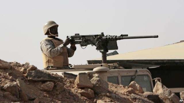 Militar empuña una ametralladora en el conflicto de Yemen.