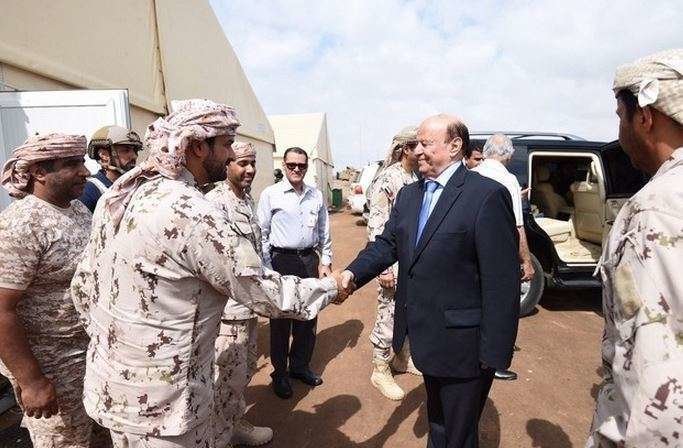 El presidente de Yemen, Hadi, saluda a la fuerzas de Emiratos.