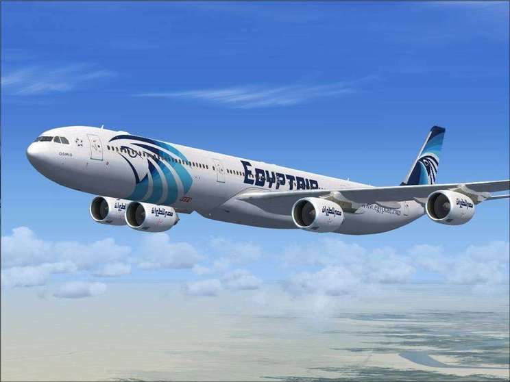 Un avión de la aerolínea nacional de Egipto en pleno vuelo.