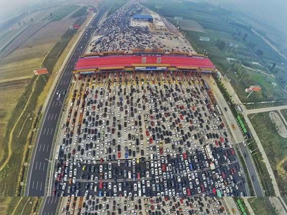 En la foto aérea de Reuters se observa el gran atasco de vehículos.