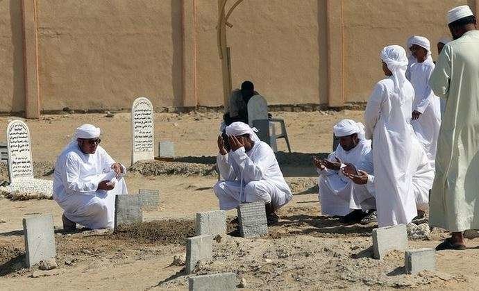 Oraciones en el cementerio de Fujairah por el soldado fallecido.