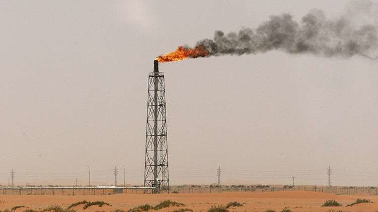 Una llama de gas cerca del yacimiento de petróleo Khurais, a unos 160 kilómetros de Riyad.