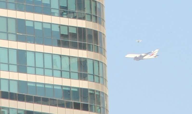 En la foto de EL CORREO DEL GOLFO, el A380 de Emirates muy cerca de un edificio.