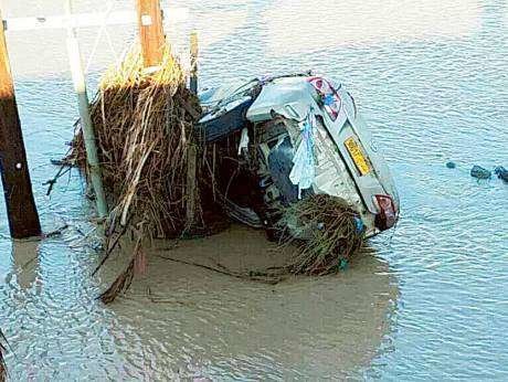 Un coche es rescatado de las aguas en Omán.