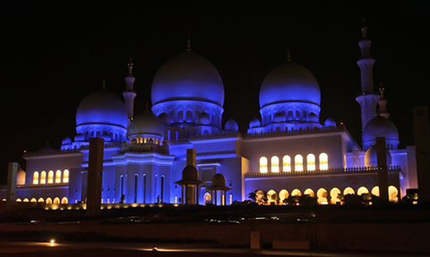 La Gran Mezquita de Abu Dhabi, iluminada de azul.