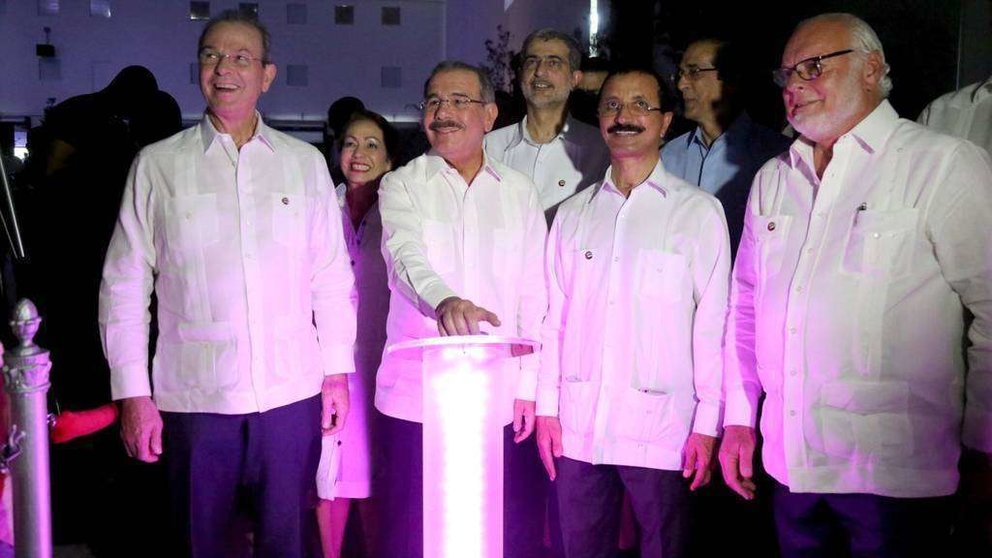 Los presidentes de República Dominicana y de DP World -en el centro-, durante la inauguración.