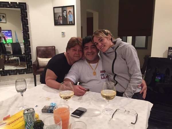 Maradona junto a su hermana y su novia posa por su cumpleaños.