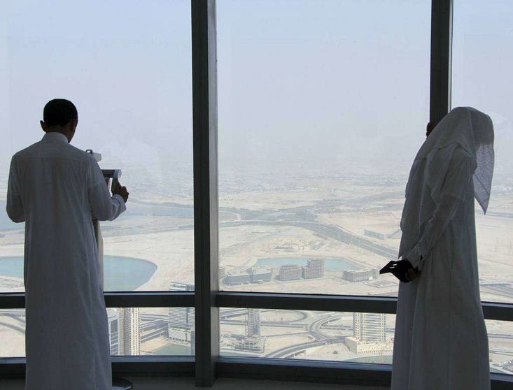Dos visitantes, en la planta 124 del Burj Khalifa en Dubai. (EL CORREO)