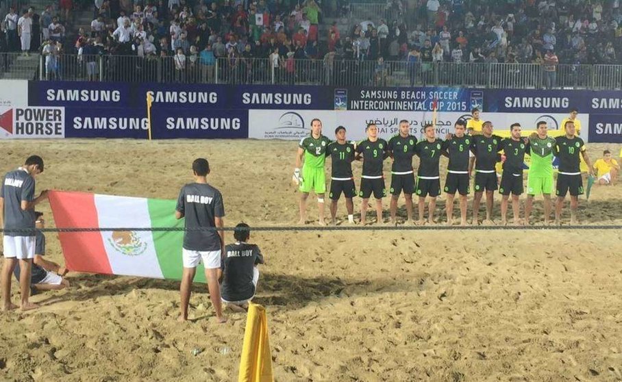 La Selección de México de Fútbol Playa, momentos antes de iniciar el partido este jueves en Dubai. (@EmbaMexEAU)