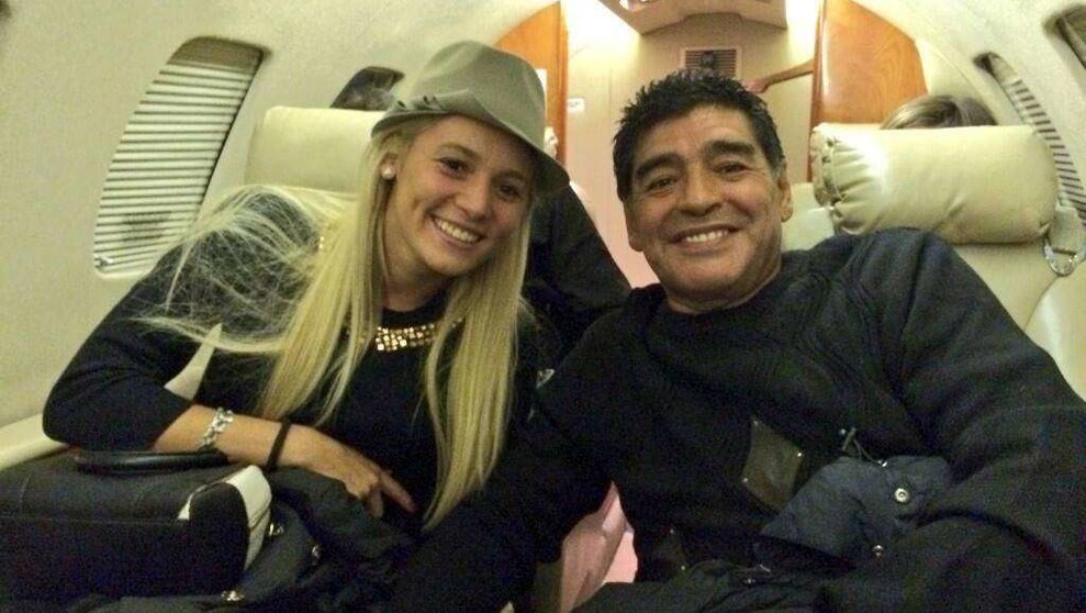 Maradona y su novia en el avión que les llevó a Marruecos.