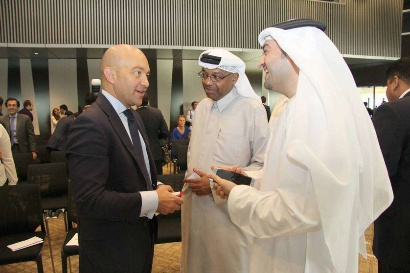 García-Legaz conversa con dos miembros de la Cámara de Comercio de Dubai. (EL CORREO)