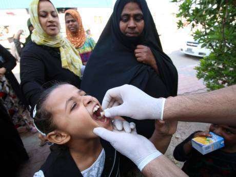 Una niña recibe una dosis de la vacuna en Irak (AFP).