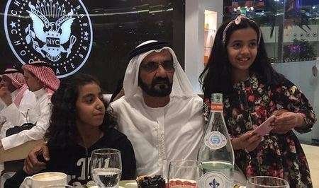 El jeque Al Maktoum visitó un restaurante en Arabia.