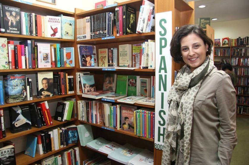 Marta Román es la impulsora de la primera librería en español de Emiratos Árabes. (EL CORREO)