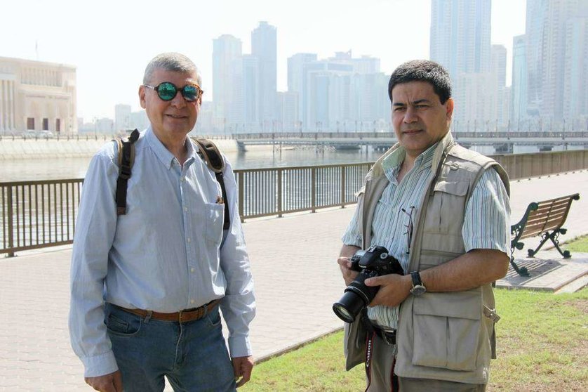 Óscar Augusto Roa -izquierda- y Rogelio Peloso, en la Corniche de Sharjah. (EL CORREO)