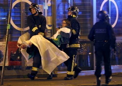 Bomberos asisten a una mujer herida luego de los tiroteos (Reuters)