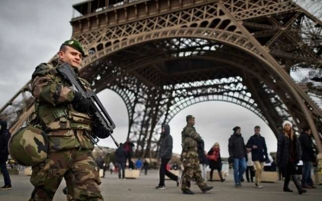 Militares junto a la Torre Eiffel.