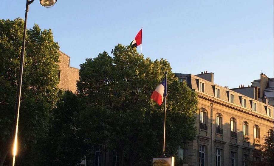 Una imagen de la fachada de la Embajada de EAU en París.