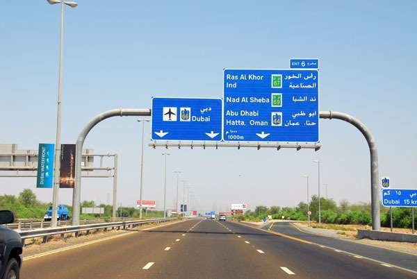 Una imagen de una insterseción de la Dubai-Al Ain Road.