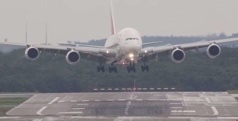 Captura del A380 de Emirates en el momento de tomar tierra en Dusseldorf.